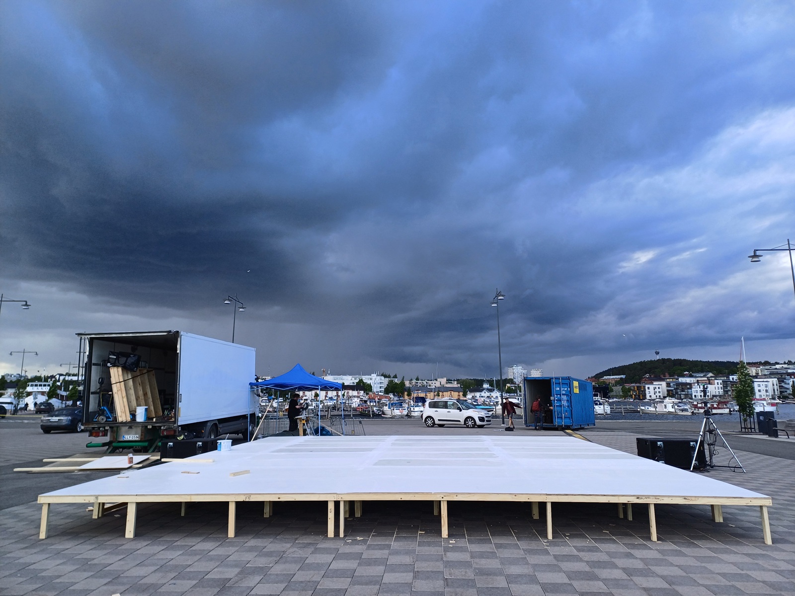 Tanssilavan rakentaminen Kuopio Tanssii ja Soi -tapahtumaan.