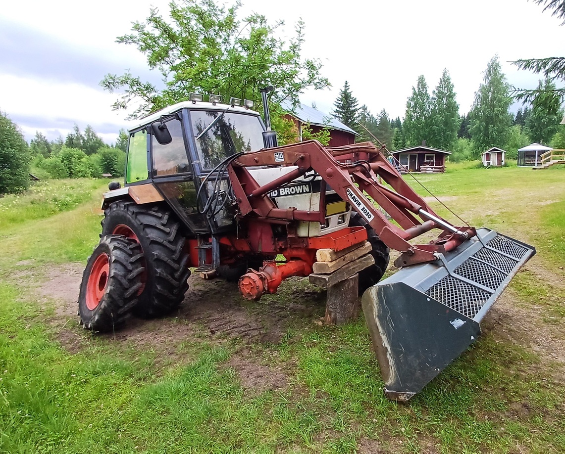 Traktorin renkaan vaihtaminen.