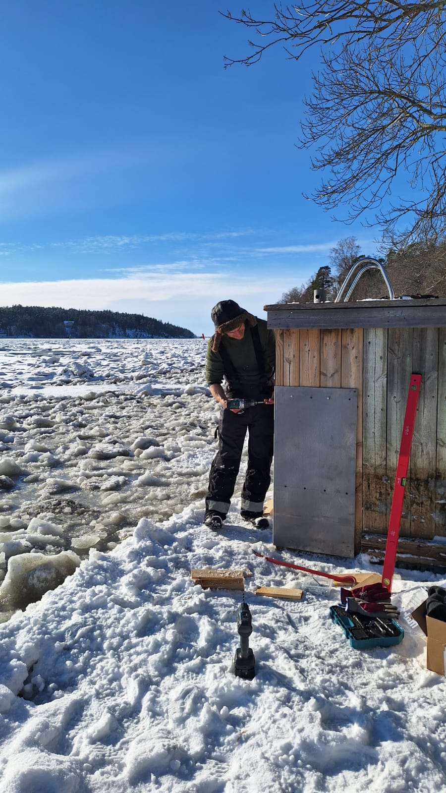 Laituria vahvistamassa jäiden varalle.