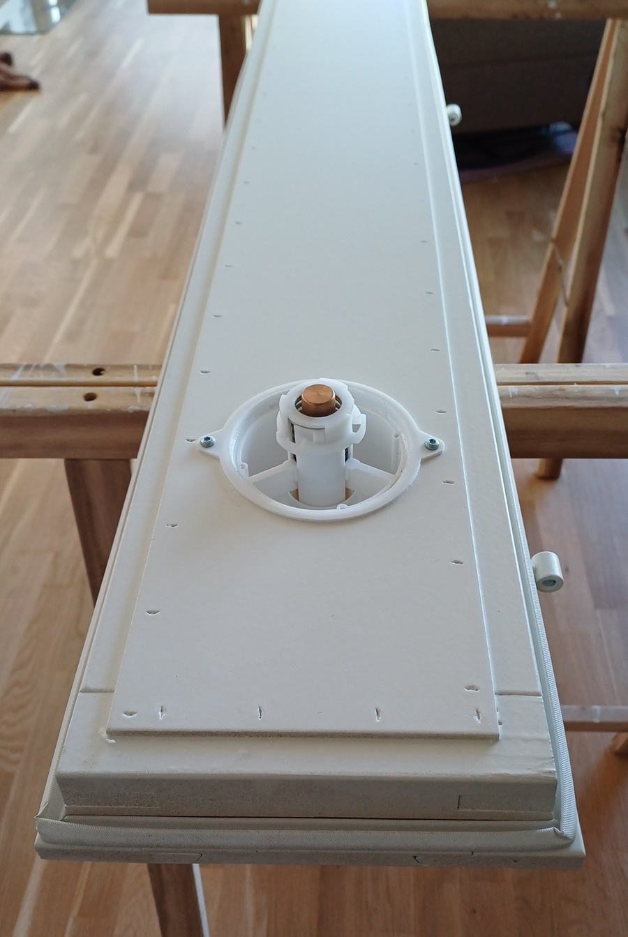 Ilmanvaihtoventtiilien asennus tuuletusikkunoihin.