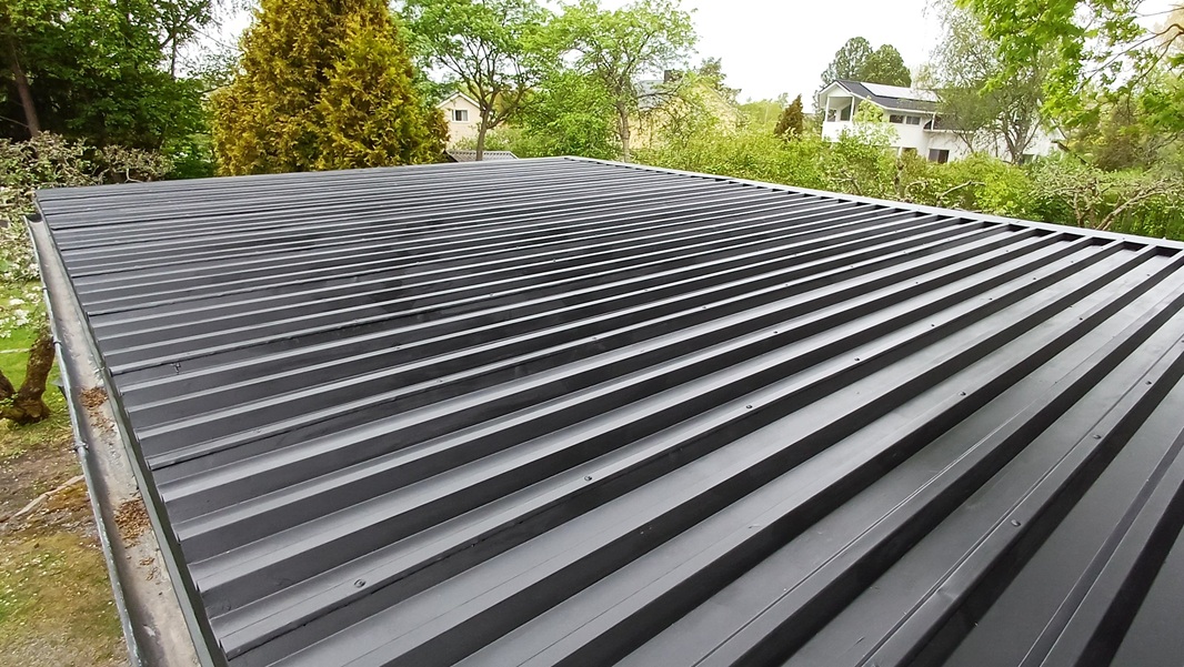 Peltikaton pesu ja maalaus.