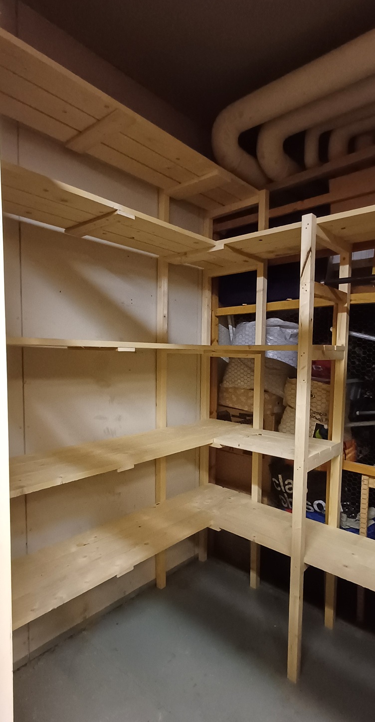 Hyllyjen teko häkkivarastoon.